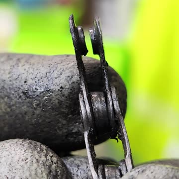 The bicycle chain is worn out. What does a stretched bike chain look like