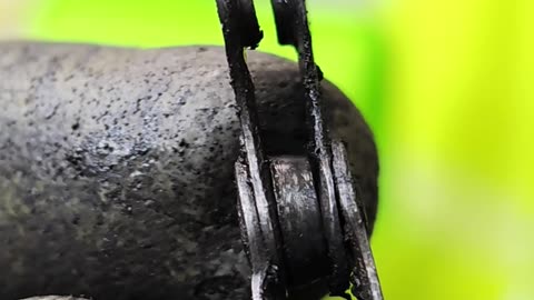 The bicycle chain is worn out. What does a stretched bike chain look like