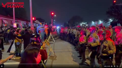 Cảnh sát Tiểu bang Illinois tiến về phía Antifa và đồng bọn bên ngoài cơ sở ICE Broadview.