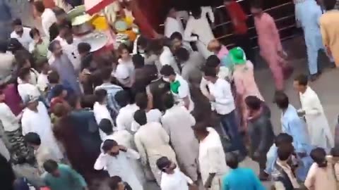 パキスタンで。暴行される女性二人（詳細不明）