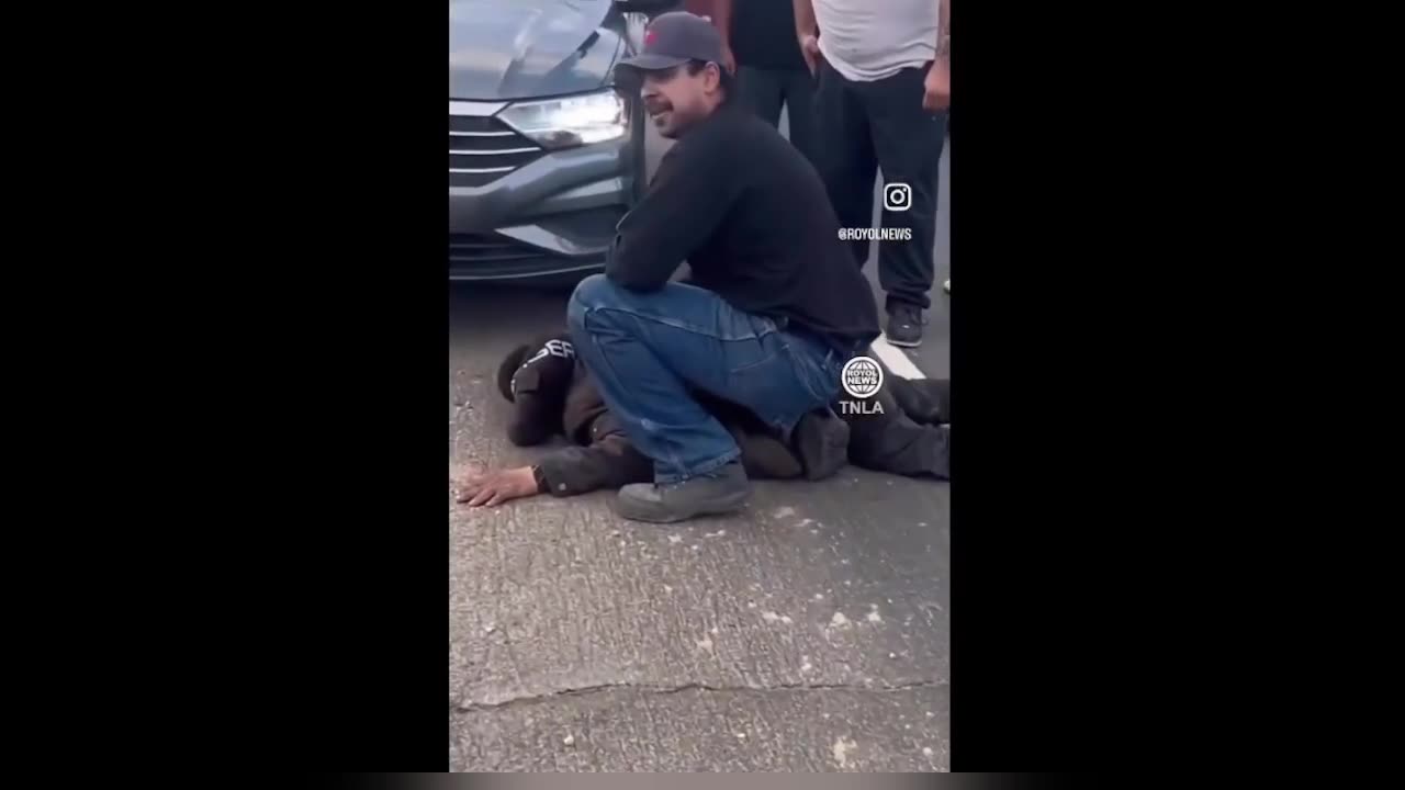 Arsonist in Woolsey Canyon getting detained by a couple of heroic dudes