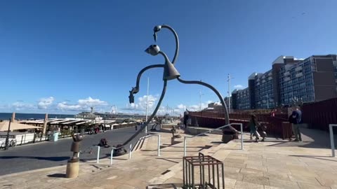 Global Parliament of Mayors voorzitter Jan van Zanen wanneer worden de Beelden aan Zee verwijderd?