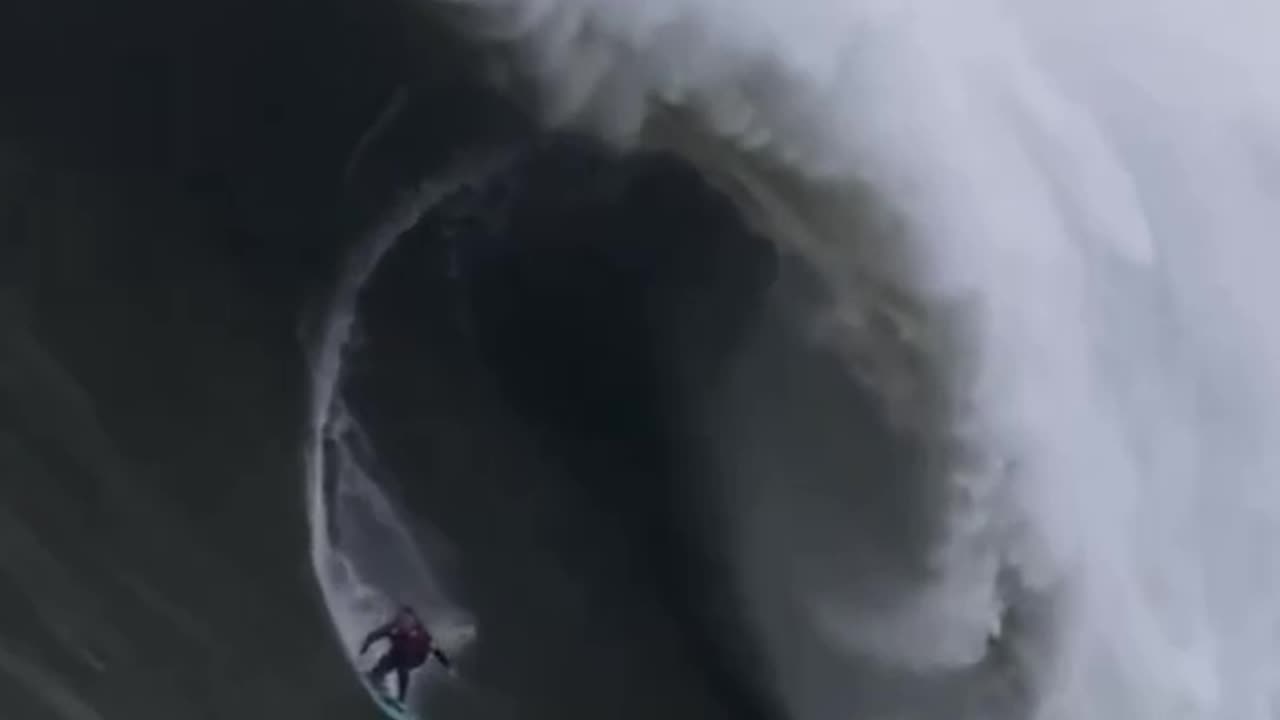 23 Year Old Surfer Breaks World Record by Conquering 32-Meter Wave