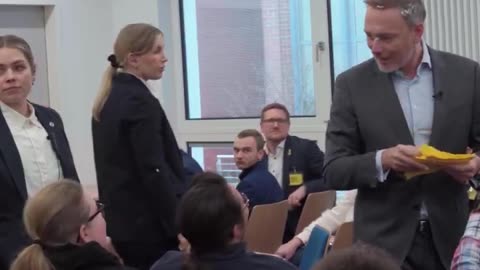 Liderit të FDP-së, Christian Lindner iu hodh shkumë