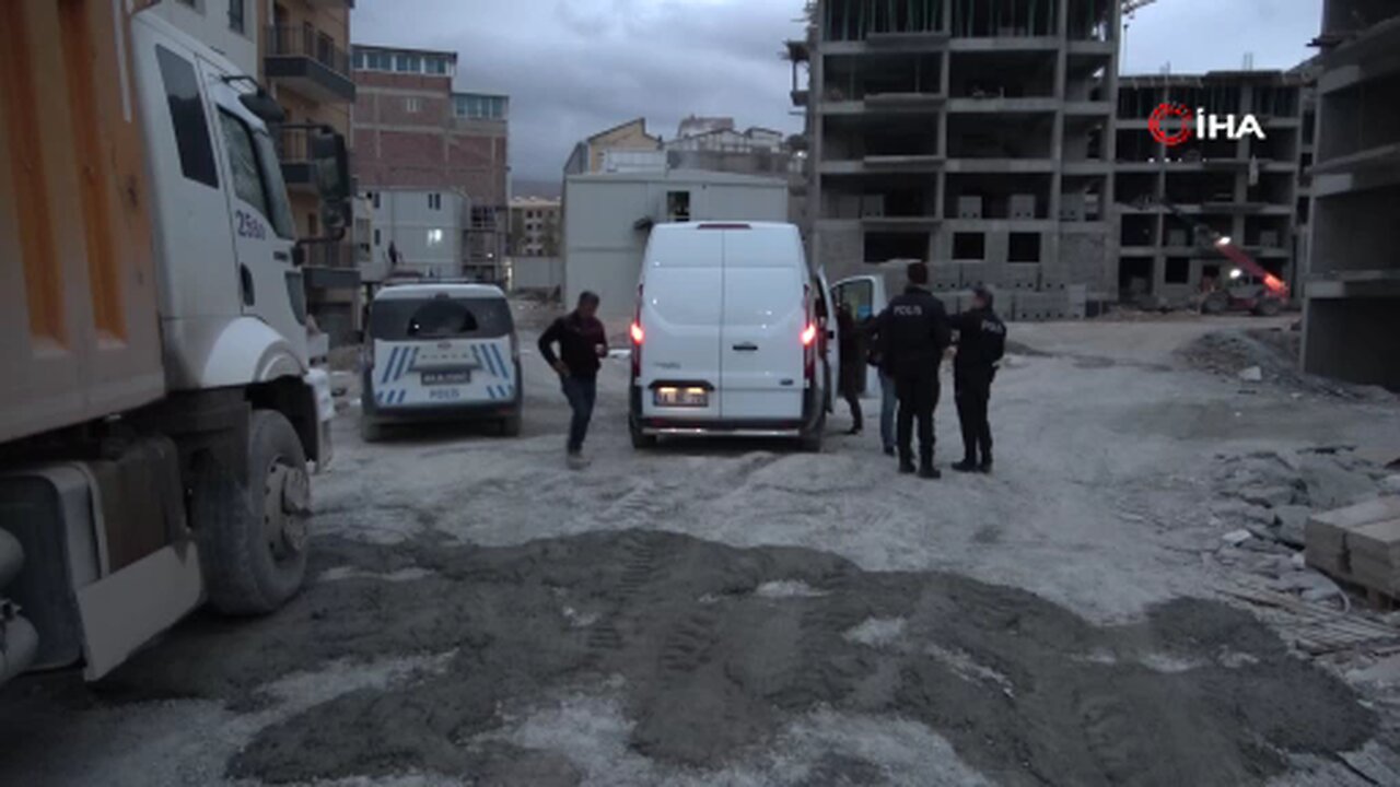 İnşaatta üzerine 750 kilo plastik boru düşen sürücü ağır yaralandı