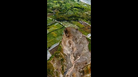🏞 A dramatic drone video captures a massive, ever-expanding ground collapse in Pondok Balik village