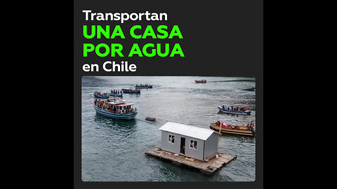 Una casa es transportada en balsa durante una minga en Chile