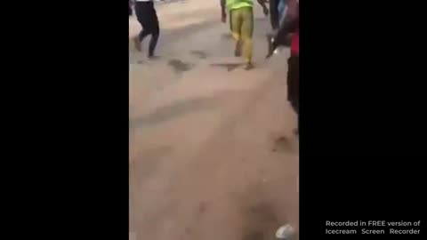 [AFRICAN STREET JUSTICE]THIEF BURNED BY ANGRY CROWDS.mp4