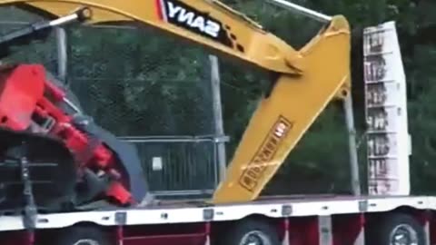 🚜 Lowboy Trailer Shipping: Heavy Excavator Hits the Road! 🌟