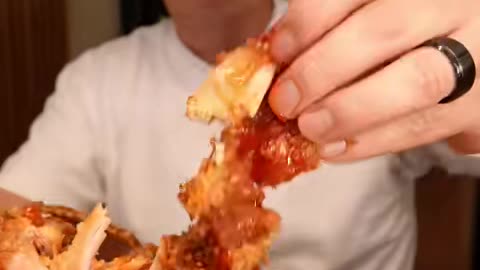 “Late-Night Food Broadcast! Call Your Foodie Friends and Join the Feast!”