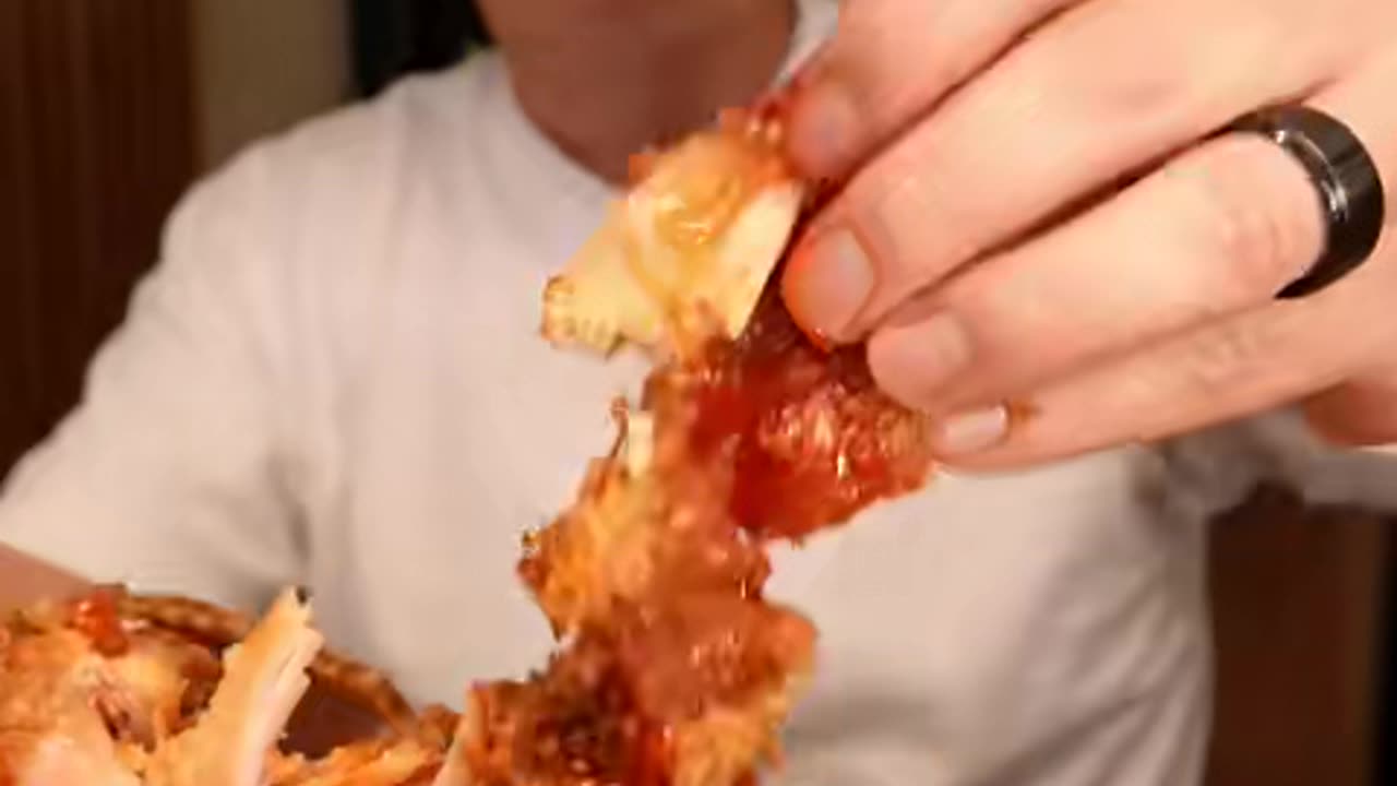 “Late-Night Food Broadcast! Call Your Foodie Friends and Join the Feast!”