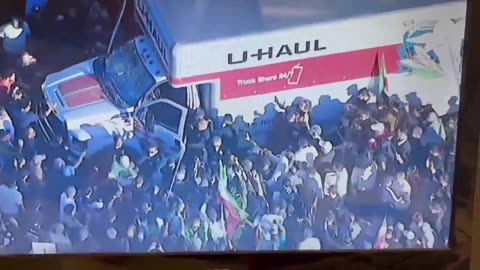 Police drag Uhaul driver out in Los Angeles, California