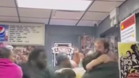 🚨 Chicago — Fight Breaks Out Inside The Wieners Circle (Lincoln Park)