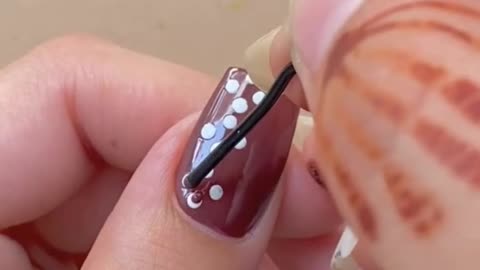 DIY Nail Art： Effortless Designs using Everyday Items!