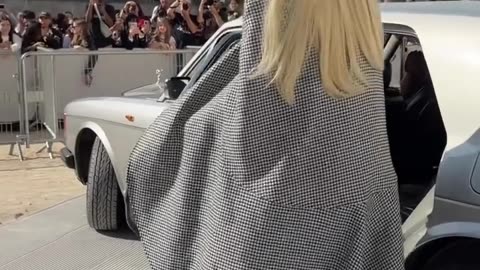 Anya Taylor-Joy made a splashy entrance as she arrived at Dior's spring 2026 show at #PFW.