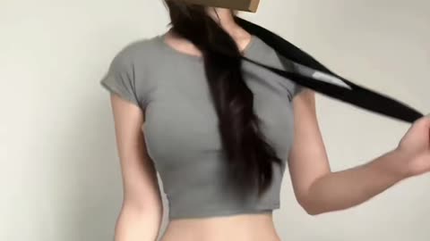 Edgy Off-white Cropped Tee Enthralling Booty Dance | Daily Beauty EP 1568