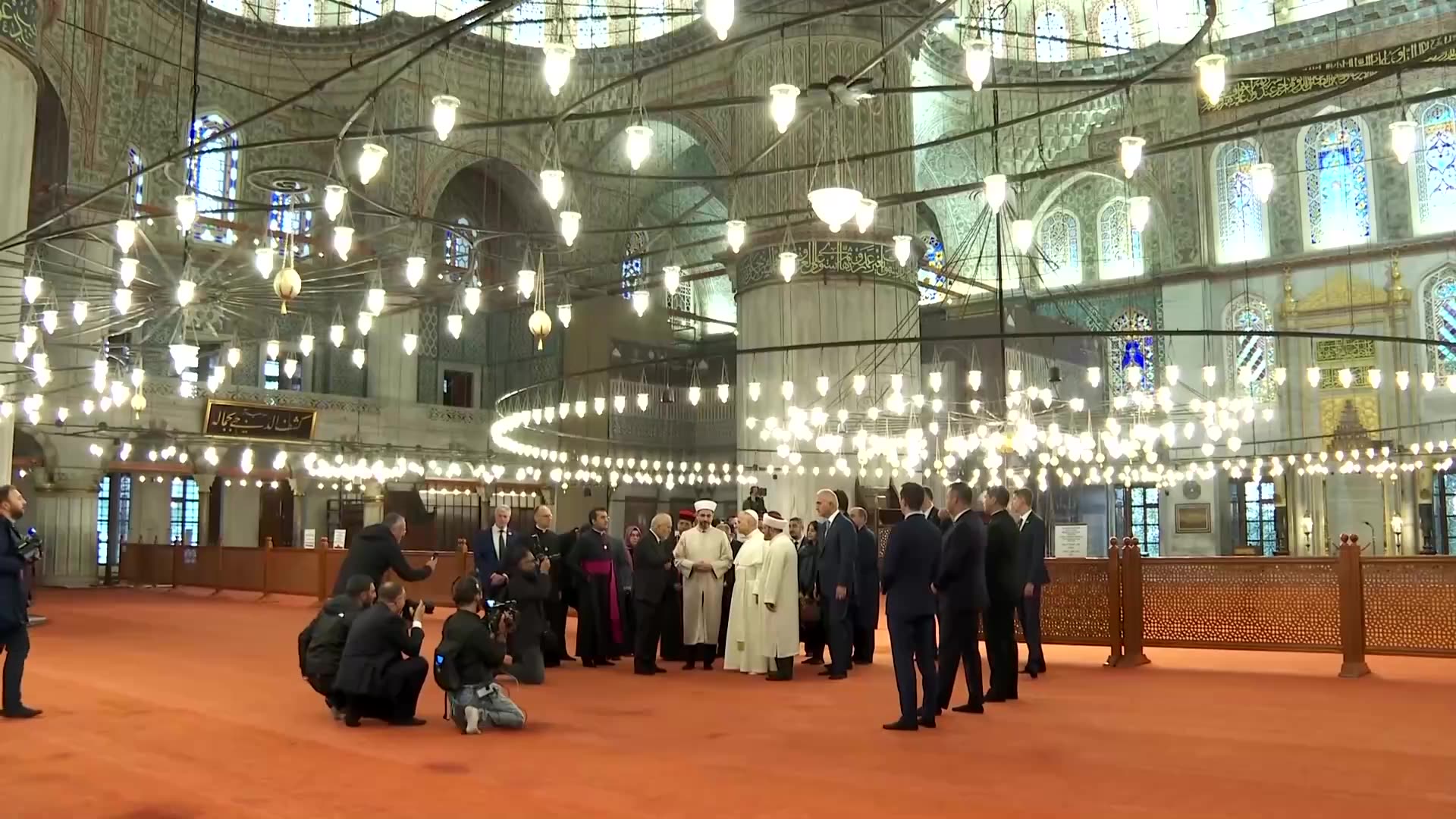Pope removes shoes but doesnt pray at Istanbuls Blue Mosque