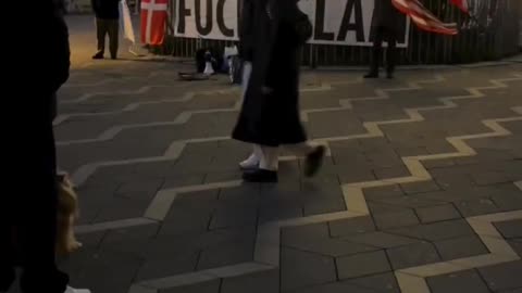 Muslims blare speakers at the Christmas tree, Danish patriots send a clear message.