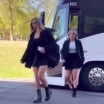 This video of the women’s Hockey team is going viral 👀 See if you can spot why‼️