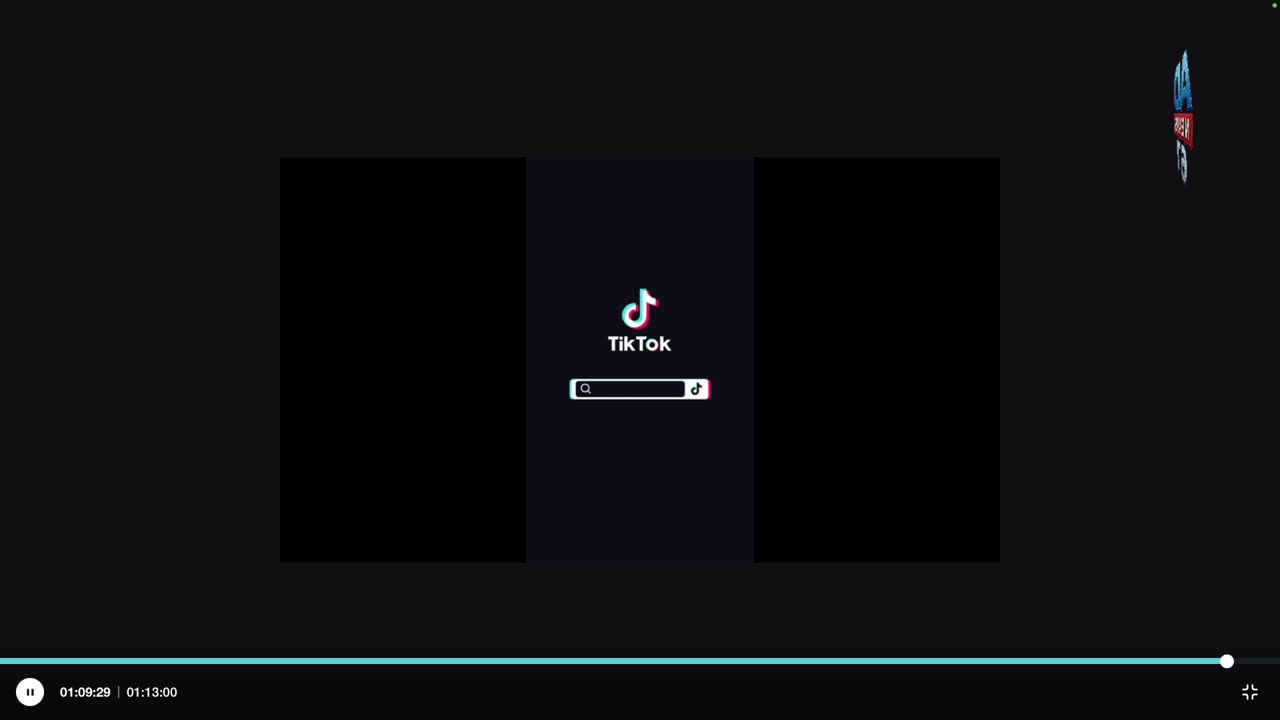 Trump destruye otro muro, EL COMUNISMO.