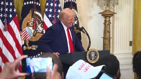 Trump Introduces Pfizer CEO at White House Event — Attendees Boo Him Mercilessly