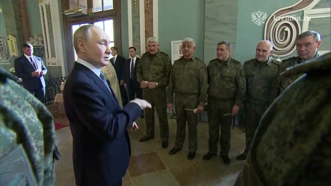 В ходе рабочей поездки в СЗФО Владимир Путин вместе с руководством Минобороны,