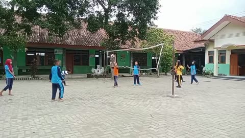 The Joy of SDN Tepas 3 Geneng Students While Playing Volleyball