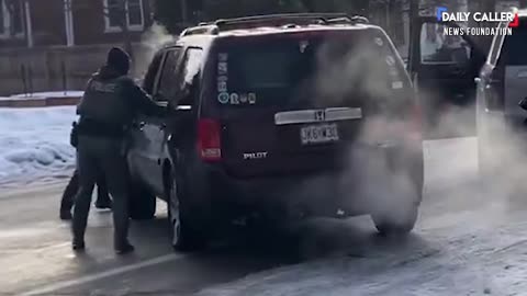 Momenti kur agjenti amerikan i imigracionit qëllon për vdekje një grua në Minneapolis