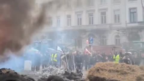 War breaks out outside EU headquarters in Brussels. European farmers want Ursula