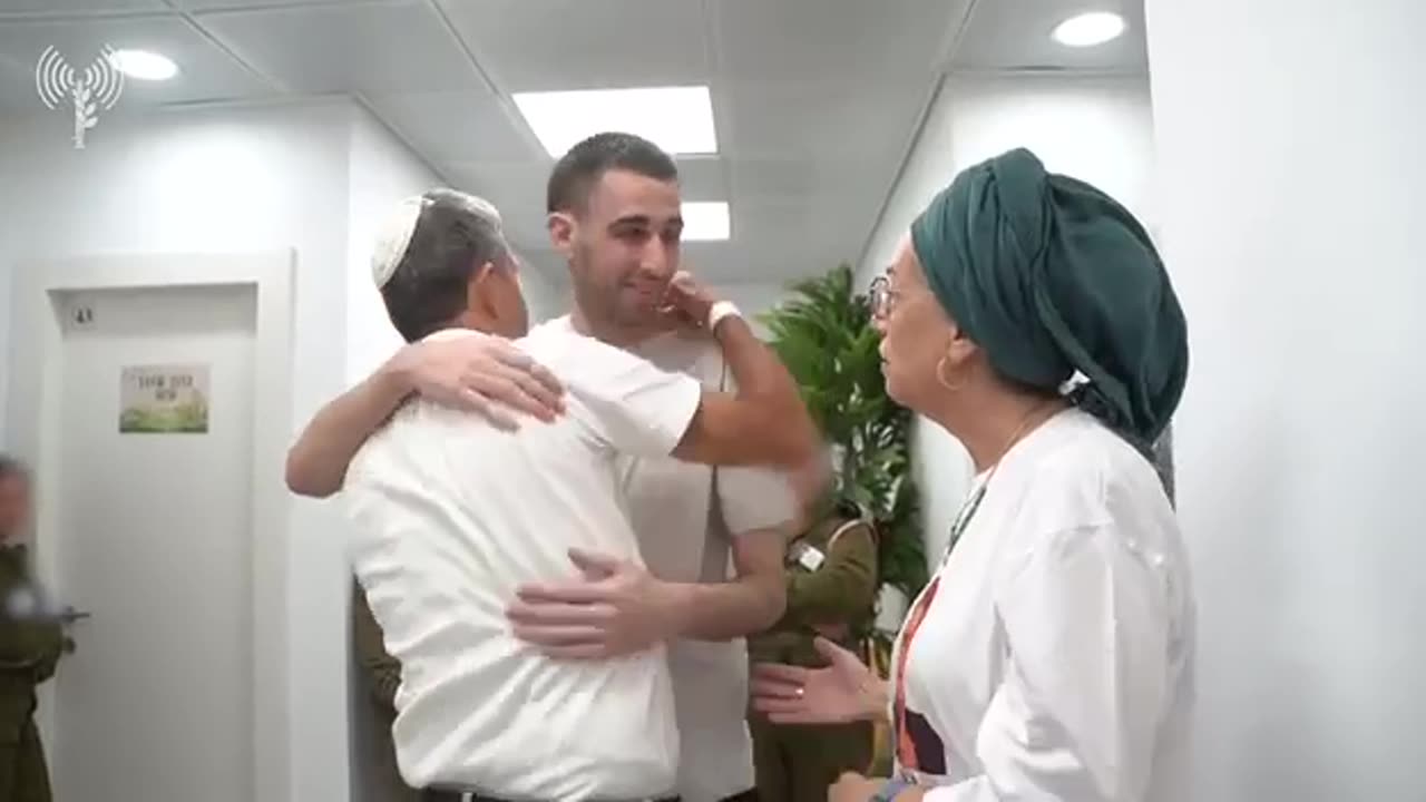 Avinatan Or in a meeting with the parents and Noa Argamani