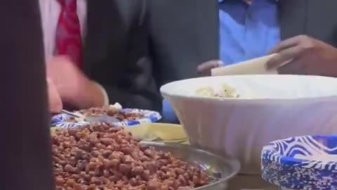 GOING VIRAL: Minneapolis Mayor Tries Not to Puke as He Eats Somali Food