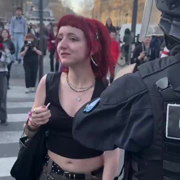 The French police know how to deal with the far-left!
