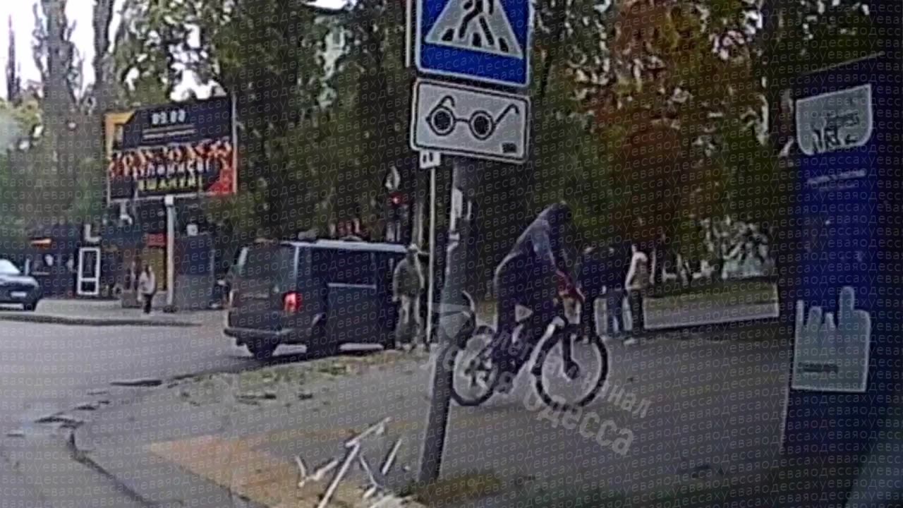 🚴‍♂️🚚 Ukraine Russia War | Cyclist Spots TCC Van in Odesa | RCF