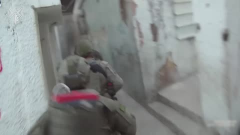 Two Hamas operatives were detained by Israeli commandos during a raid in the Nablus area