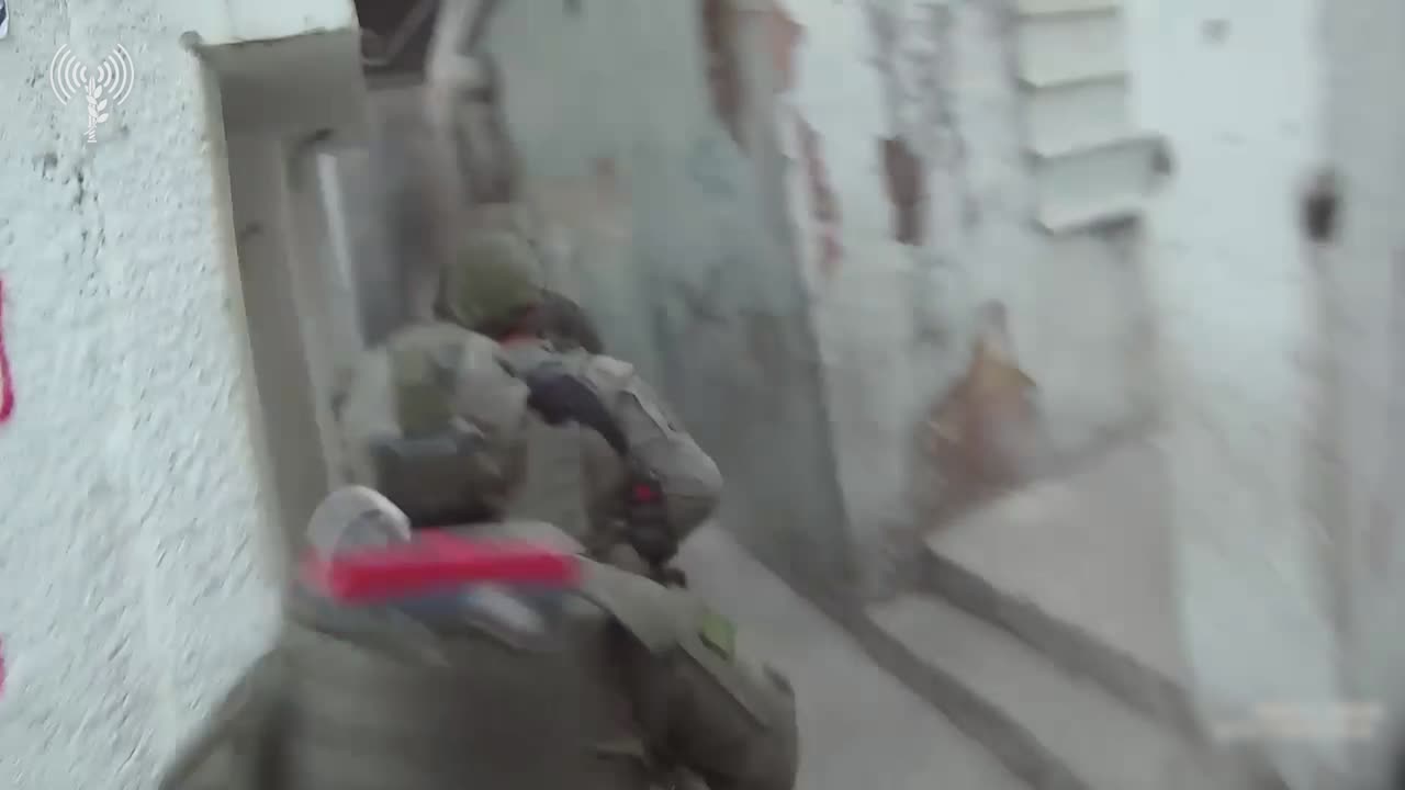 Two Hamas operatives were detained by Israeli commandos during a raid in the Nablus area