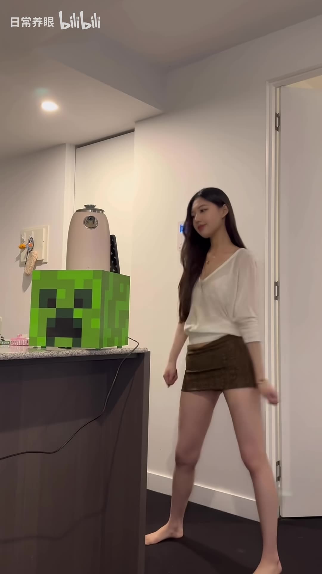 Coquettish Creamy Cropped Tee Alluring Street Dance | Daily Beauty EP 1389