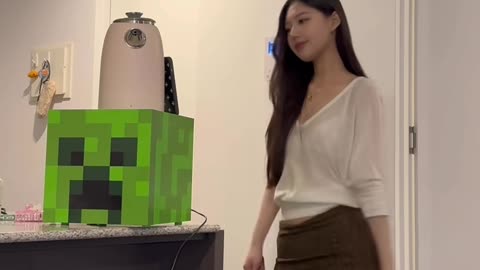 Coquettish Creamy Cropped Tee Alluring Street Dance | Daily Beauty EP 1389