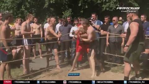 Таец vs Длинного ростом бойца