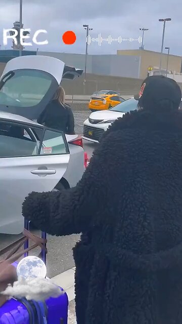 Woman attacks Uber driver after her bags don’t fit in the trunk. #Karen #Uber #japd