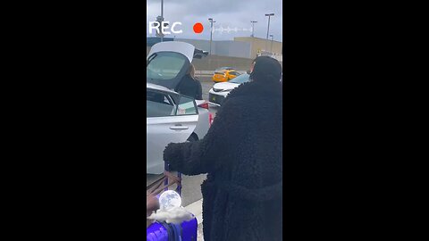 Woman attacks Uber driver after her bags don’t fit in the trunk. #Karen #Uber #japd