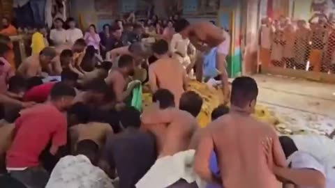 LOOTING IN INDIA: Over 3000 KG of Food is Looted in Minutes at a Hindu Temple in India!