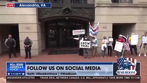 ‘This Is Bullsh*t’: Bannon Rages ‘Scumbag’ James Comey Wasn’t Perp Walked Into Courtroom