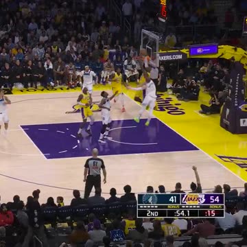 NBA - Luka ➡️ Vando ➡️ LeBron Perfect set-up for the LBJ slam 💥💥