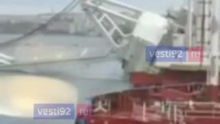 🌊 A video has surfaced of the sinking of the Russian floating crane PK-400 "Sevastopol,