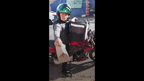 Una mujer choca con un repartidor que rehúsa bajarse de la moto para acercarle el pedido