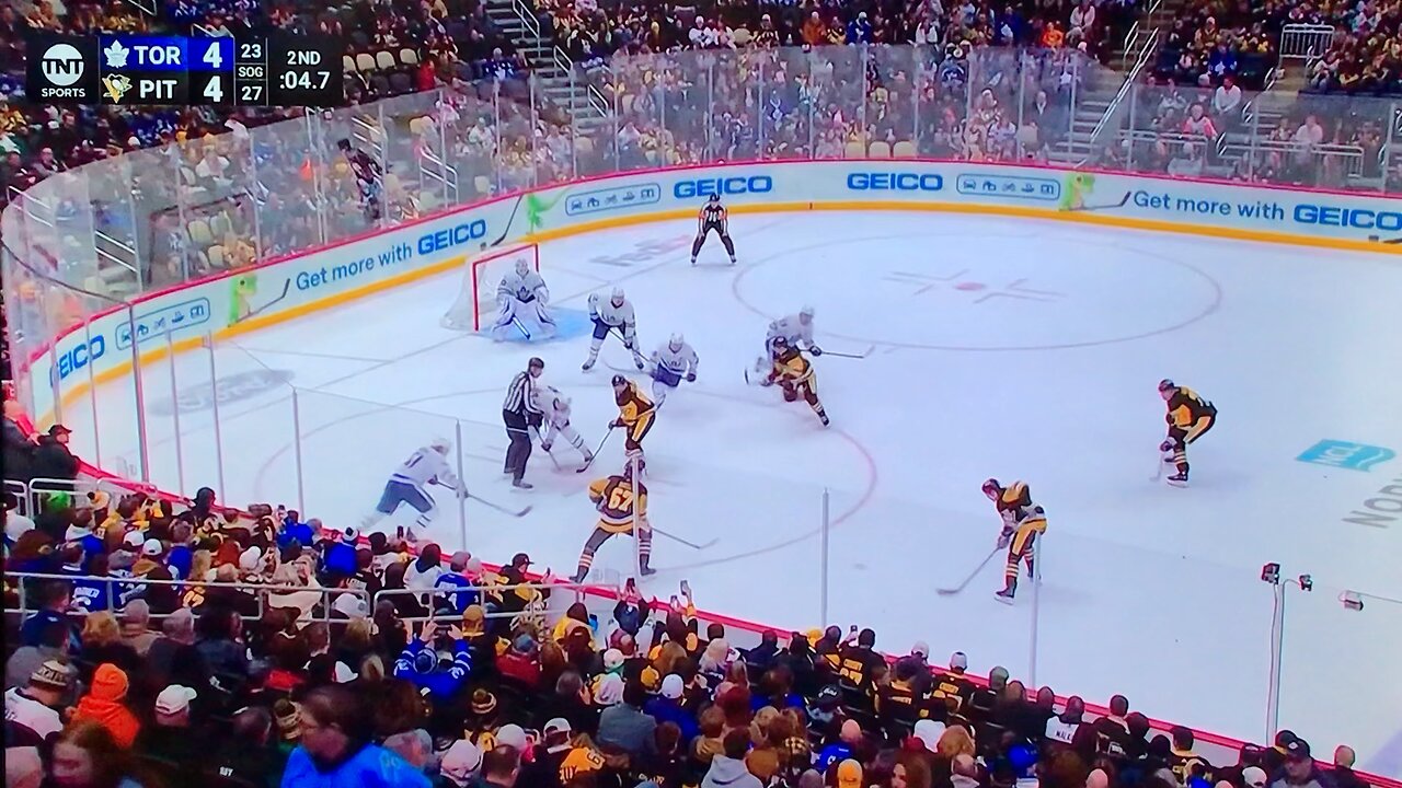 Leafs #23 Matthew Knies scores w/0.1 on the clock