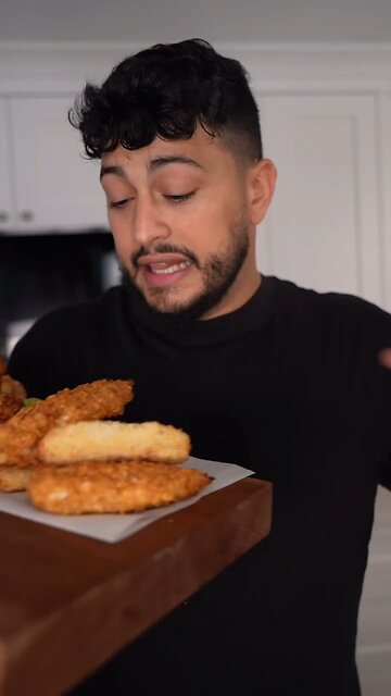 Follow for more ASMR videos🌮🍟 Credits: @thegoldenbalance #mukbang #asmr #fastfood #asmreating