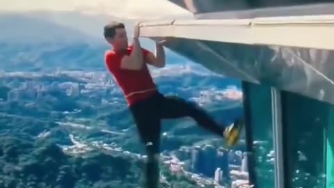 🇺🇸🇹🇼 No hands at almost 508-meter-high Taipei 101 The guy is crazy!