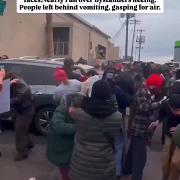 HOAN HÔ! Nhân viên ICE xịt hơi cay vào những kẻ khủng bố tự do xung quanh xe của mình.