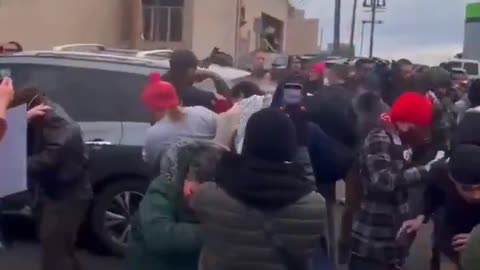 HOAN HÔ! Nhân viên ICE xịt hơi cay vào những kẻ khủng bố tự do xung quanh xe của mình.